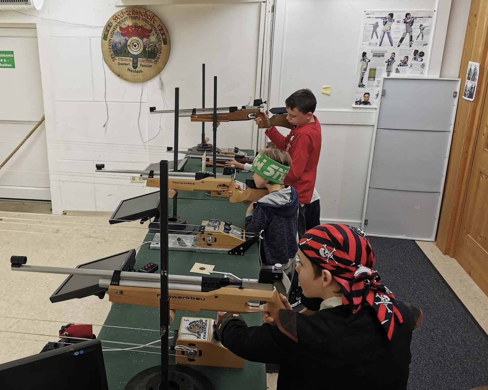 Kinder in Faschingskostümen